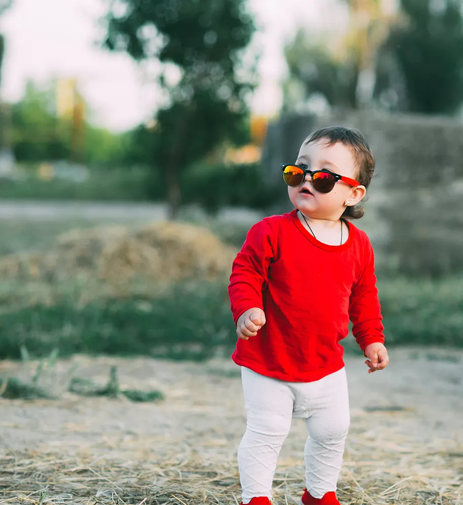 Kind mit Sonnenbrille