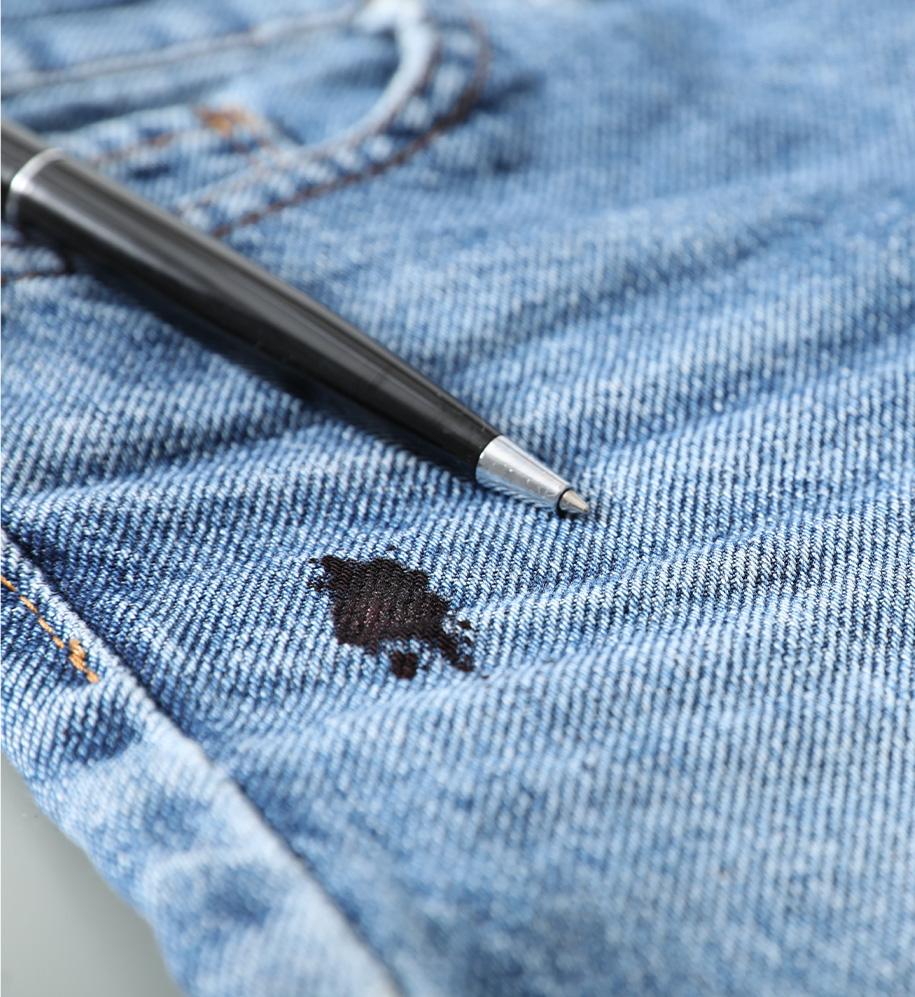 schwarzer Tintenfleck auf einer Jeans